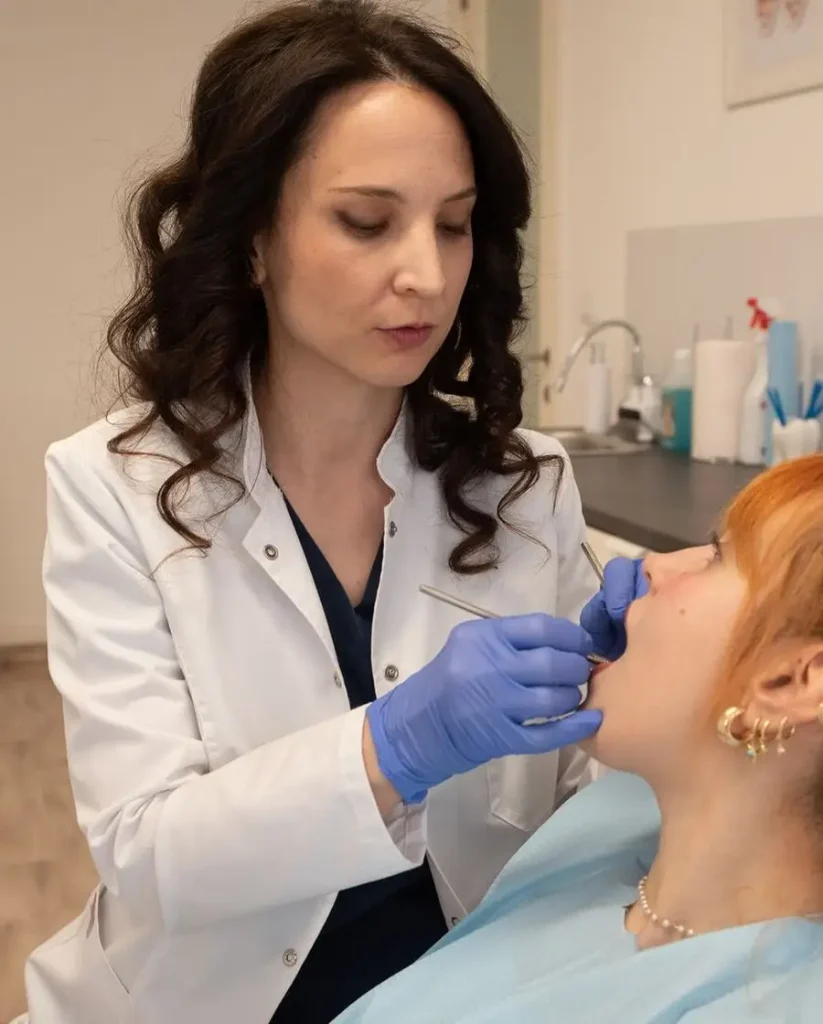 Dr Jelena Radovanović tokom pregleda zuba — Milident Beograd, Novi Beograd
